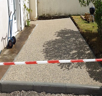 Photo de terrasse en béton désactivé calcaire durite